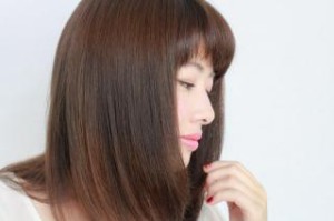 ヘアカラーをしても１ヶ月で色が抜けて明るくなってしまいませんか？ 通常、ヘアカラーをすると約１ヶ月半から２ヶ月は色の艶は保ってくれます。 では、 何故１ヶ月で抜けてしまうのでしょうか。 それはカラーリングの適正時間と髪の乾燥具合によるものなのです。